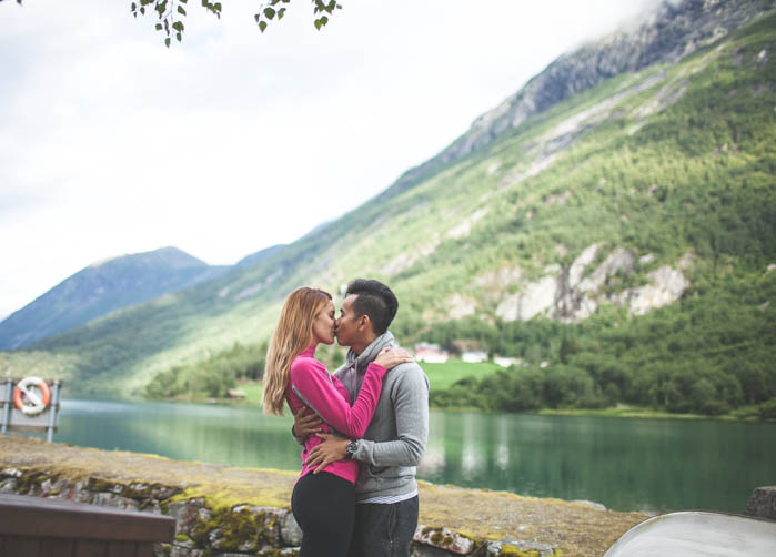 couple_kissing_fjords_norway