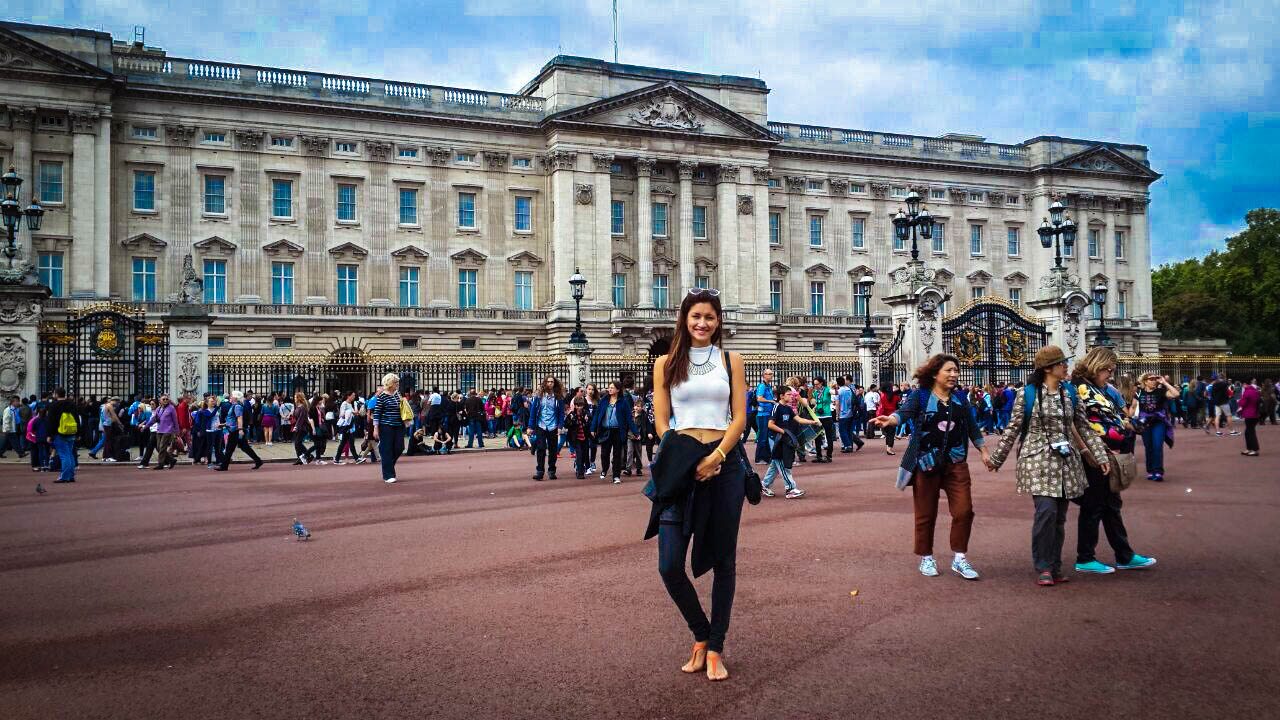 girl in from of buckingham palace