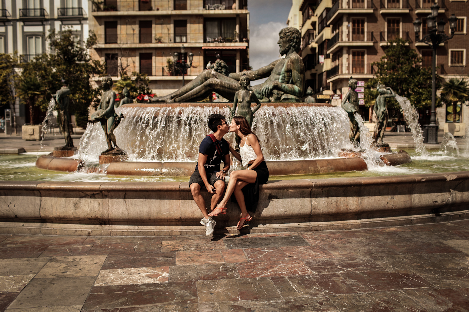 couple kissing in from of fountain in Valencia